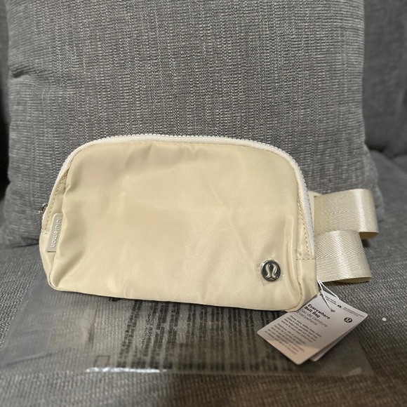 Lululemon everywhere belt bag 1L ( Beige) - Picture 1 of 4